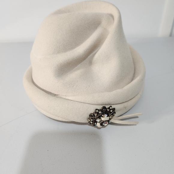 Vintage Cream Women's Hat with Pin Accent - Picture 2 of 7